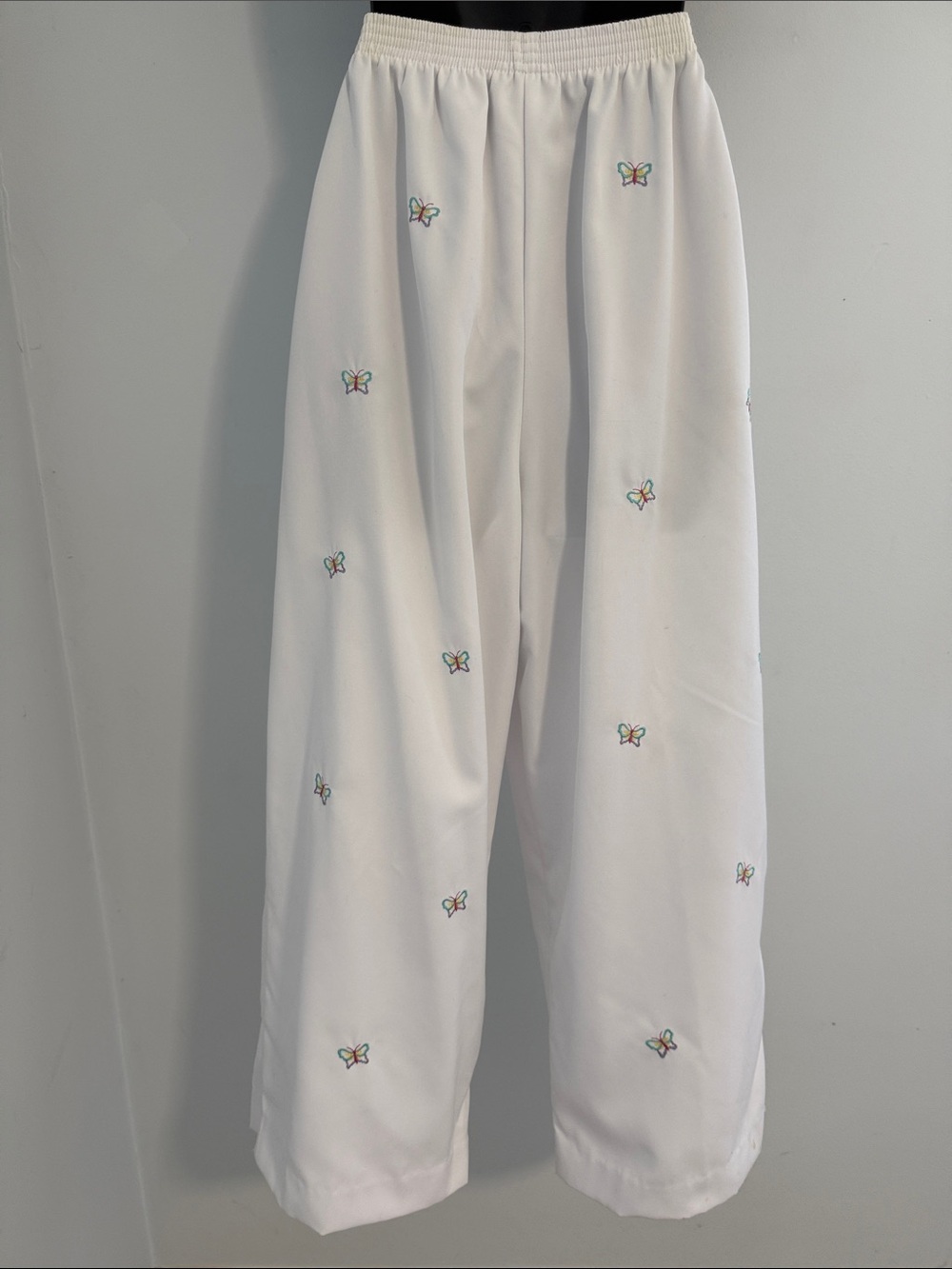 Alfred Dunner White Crop Pants with  Colorful Butterfly Embroidery SZ14 - Picture 2 of 14
